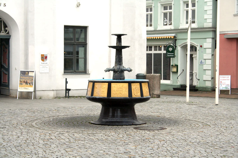 Rathausplatz Brunne